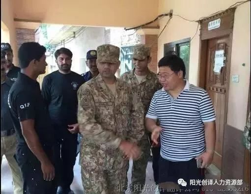 吕国博士与巴基斯坦军队合影 吕国博士与巴基斯坦军队合影