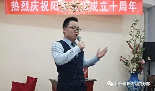 阳光创译麦霸歌手王守法登台献唱 阳光创译麦霸歌手王守法登台献唱