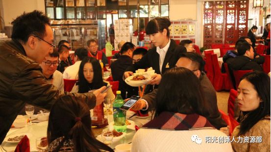 敦煌人在北京论坛参会者觥筹交错享受美食 敦煌人在北京论坛参会者觥筹交错享受美食