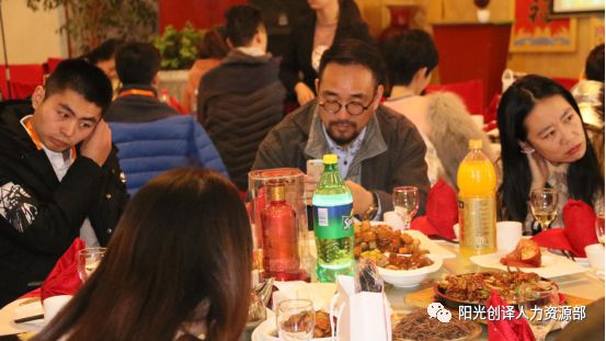 敦煌人在北京论坛参会者觥筹交错享受美食 敦煌人在北京论坛参会者觥筹交错享受美食