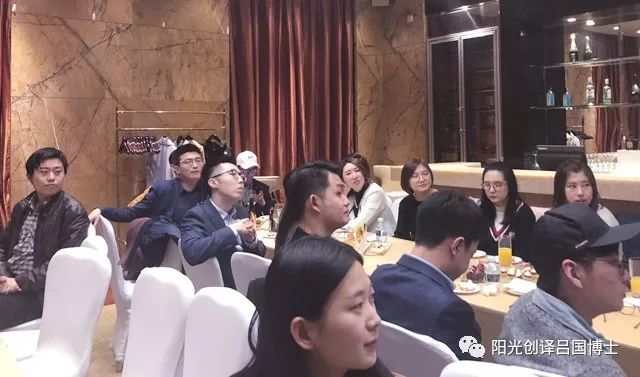 迈阿密大学校友认真聆听分享 迈阿密大学校友认真聆听分享