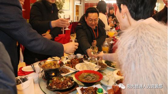 敦煌人在北京论坛参会者觥筹交错享受美食 敦煌人在北京论坛参会者觥筹交错享受美食