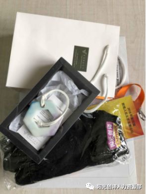 花艺香薰工作室老板肖夏军和阳光创译董事长吕国博士为大会参与者赠送的纪念品 花艺香薰工作室老板肖夏军和阳光创译董事长吕国博士为大会参与者赠送的纪念品
