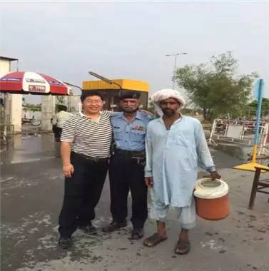 阳光创译董事长吕国博士与巴基斯坦当地群众合影 阳光创译董事长吕国博士与巴基斯坦当地群众合影