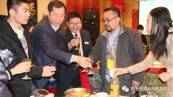 敦煌人在北京论坛参会者觥筹交错享受美食并碰杯祝贺 敦煌人在北京论坛参会者觥筹交错享受美食并碰杯祝贺
