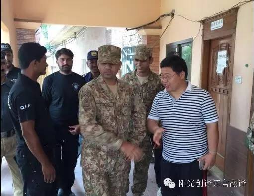 吕国博士与巴基斯坦军队合影 吕国博士与巴基斯坦军队合影